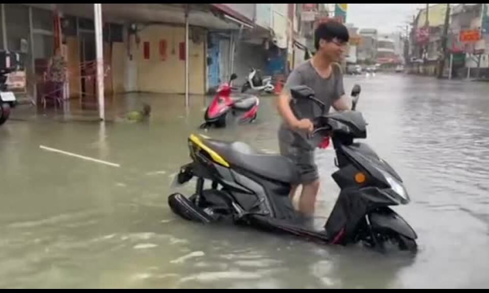 strade-e-case-allagate-a-taiwan-dopo-il-tifone-gaemi